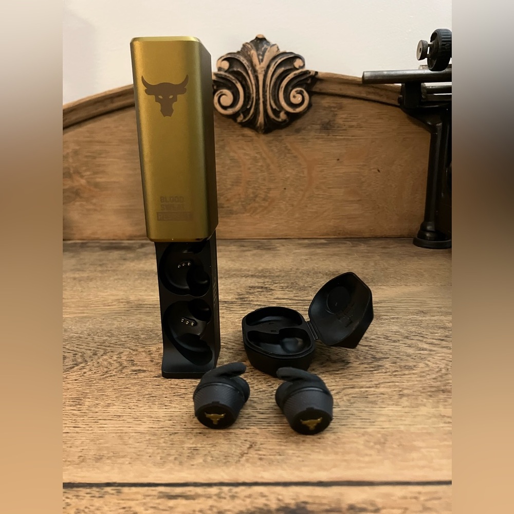 JBL Under Armour Project Rock True Wireless X Black Earbuds Gold/Black